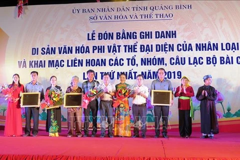 越南中部发牌唱曲艺术UNESCO非物质文化遗产证书授证仪式在广平省举行