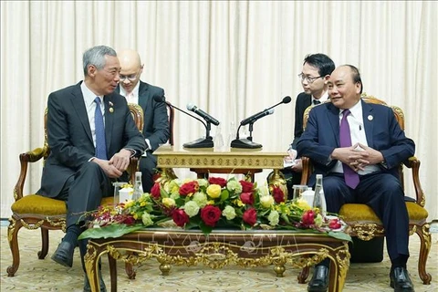 阮春福总理会见新加坡总理李显龙