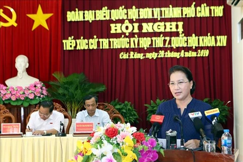 越南国会主席阮氏金银接待芹苴市丰田和丐冷郡选民