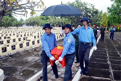 坚江省搜寻和归集在柬埔寨牺牲的越南志愿军遗骨1997具