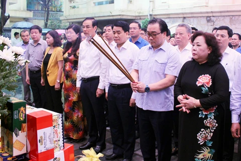 河内市代表团上香缅怀已故总书记陈富