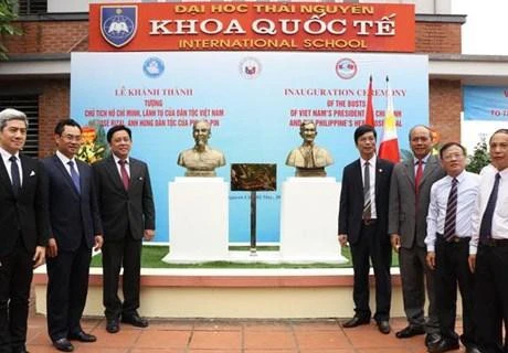 胡志明主席和菲律宾民族英雄扶西·黎刹塑像正式揭幕