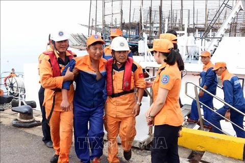  QNa 90129 TS号渔船海上遇险情 越南海上搜救力量及时出动52名船员全部获救