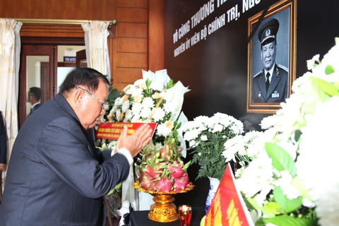 老挝党和国家高层领导出席黎德英同志吊唁仪式并在吊唁簿上留言