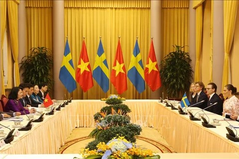 越南国家副主席邓氏玉盛举行仪式欢迎瑞典女王储维多利亚访越