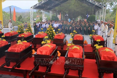承天顺化省为18具在老挝牺牲的越南烈士遗骸举行追悼会和安葬仪式