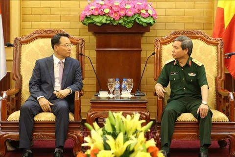越南人民军总政治局副主任杜根中将会见韩国军队代表团