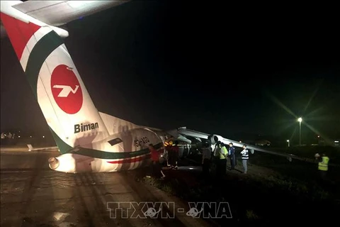 孟加拉国飞机在缅甸降落时滑出跑道 多人受伤