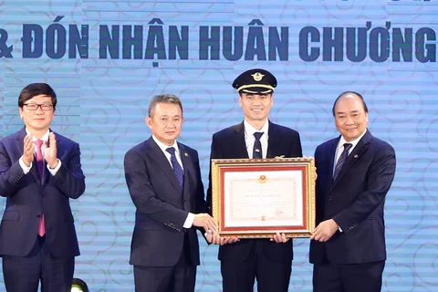 越南政府总理阮春福出席越南航空总公司919飞行团成立60周年纪念活动