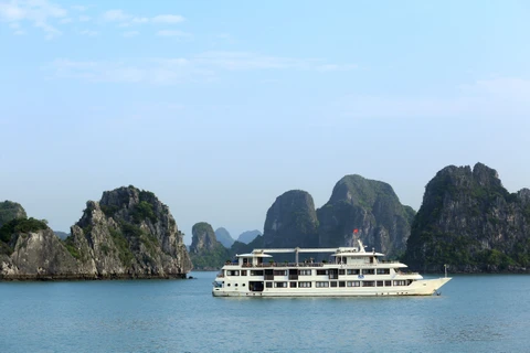 缅甸总统吴温敏游览世界新自然奇观越南下龙湾