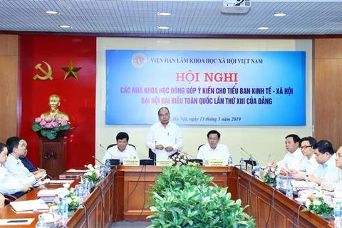 越南政府总理阮春福主持召开会议 征集科学家对越共十三大经济社会筹备小组的意见建议