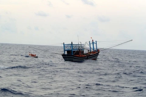 越南两艘遇险渔船和船上40名渔民安全靠岸