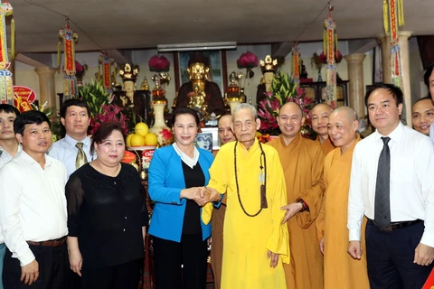 国会主席阮氏金银造访越南佛教教会法主释普慧长老