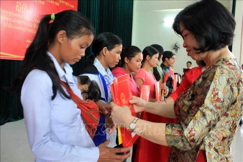 崑嵩省38名老挝公民入籍越南