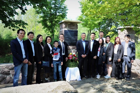 旅居德国越南人代表团前往德国胡伯伯纪念区敬献鲜花