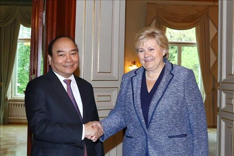 政府总理阮春福与挪威总理索尔贝格举行会谈