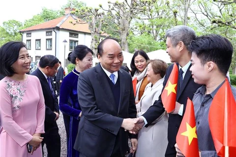阮春福总理会见旅居瑞典越南人代表