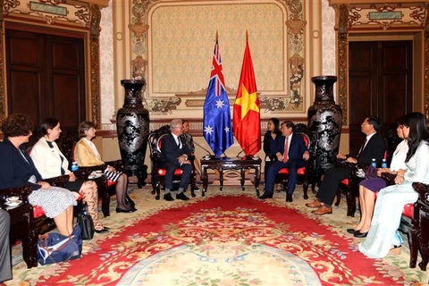 胡志明市与澳大利亚昆士兰州努力促进经济与教育合作