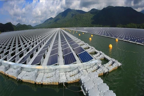 越南首家太阳能发电厂在水库上面建成投运