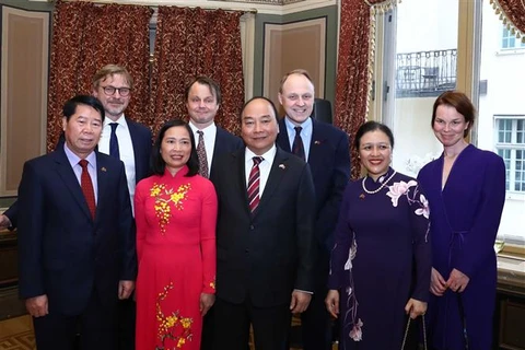 越南政府总理阮春福会见瑞典外交家和专家
