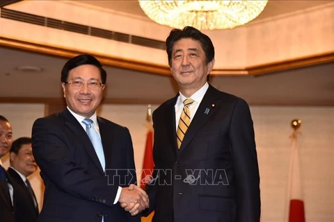越南政府副总理兼外长范平明在东京会见日本高级领导和老挝总理通伦
