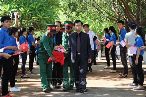 嘉莱省为17具在柬埔寨牺牲的越南烈士遗骸举行追悼会和安葬仪式