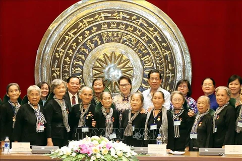 越南国会主席阮氏金银会见槟椥省“长发军”代表团
