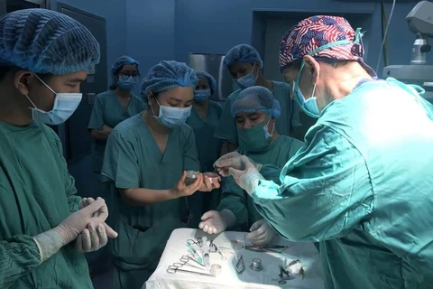 美国友人向越南患者捐献10枚眼角膜