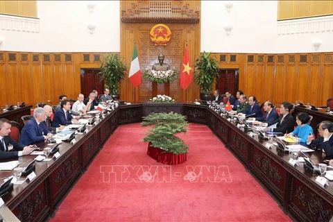 越南政府总理阮春福与意大利总理孔特举行会谈