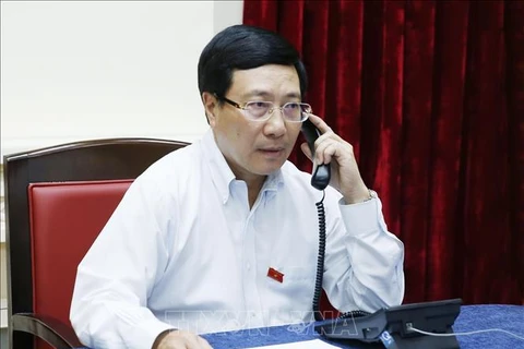 越南政府副总理兼外交部长范平明与新加坡外长维文进行电话会谈