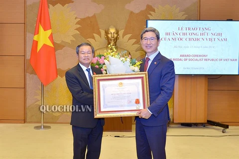 越南向韩越议员友好小组主席金贺勇授予友谊勋章