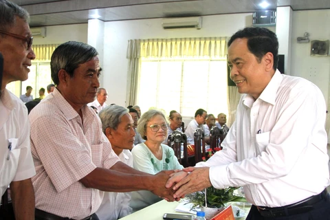 越南祖国阵线中央委员会主席陈青敏与和好教教徒对话