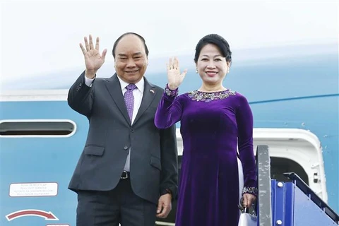 越南政府总理阮春福启程前往泰国出席第34届东盟峰会