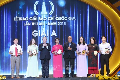 阮春福出席2018年国家新闻奖颁奖仪式