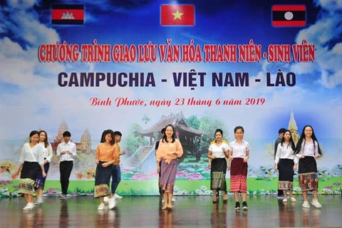 加强柬越老青年学生团结友谊