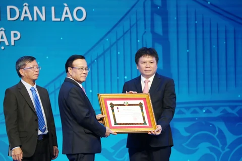 LaoVietbank成为越老经济合作桥梁和特殊团结友谊的象征