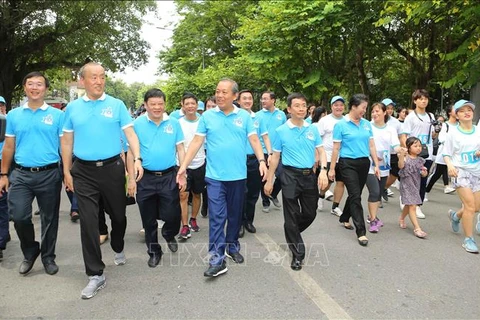 越南政府常务副总理张和平出席“健康步行”活动