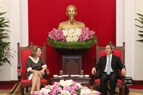 越共中央经济部部长阮文平会见越南企业论坛联合主席弗吉尼亚·福特