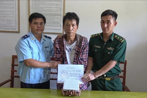 一自老挝贩运毒品至越南疑犯过海关时被抓