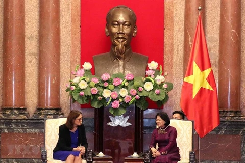 越南国家副主席邓氏玉盛会见欧洲贸易委员会委员塞西莉亚