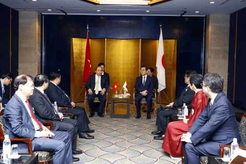 阮春福总理与日本领先集团领导举行座谈会