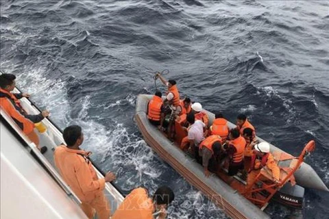 中国协助越南搜救海上遇险的越南渔船