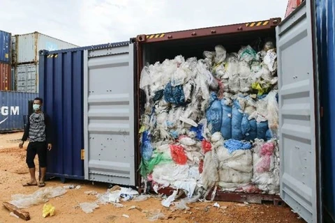 印度尼西亚下决心退回进口的数十个垃圾集装箱
