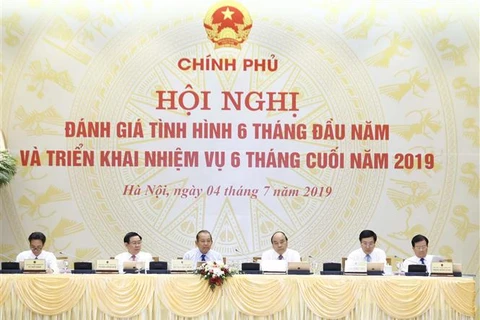 阮春福总理主持政府与各地方视频会议