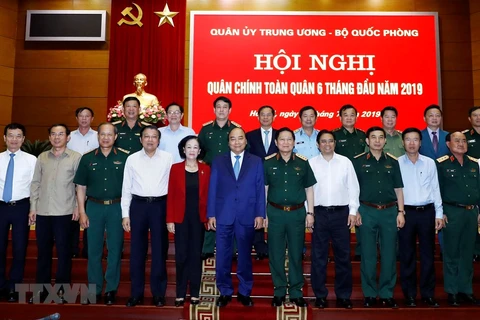 越南政府总理阮春福出席2019年全军军政会议