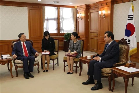 越南公安部长苏林与韩国总理李洛渊举行会晤