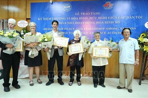 越南友好组织联合会向6名美国和平人士授予“致力于各民族和平友谊”纪念章