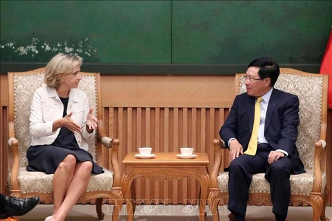 越南政府副总理兼外交部长范平明会见法兰西岛大区议会主席佩克雷斯