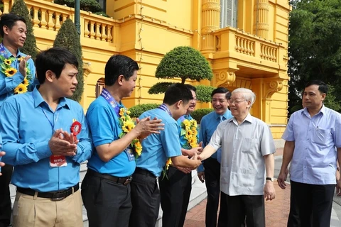 越共中央总书记、国家主席阮富仲会见优秀工会干部代表团