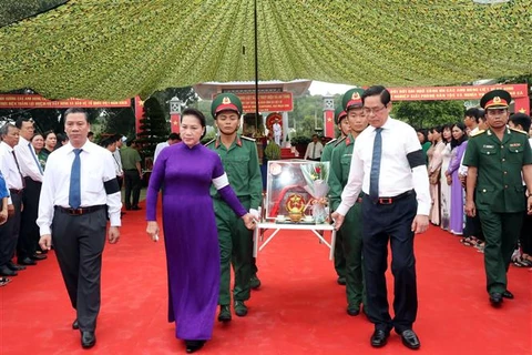 阮氏金银出席越南英雄烈士追悼会和安葬仪式
